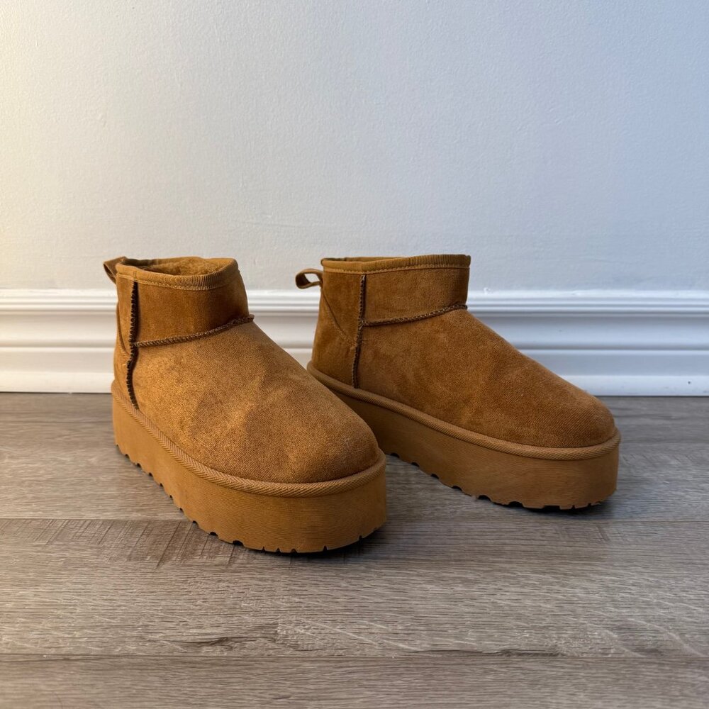 Tan Suede Platform Winter Boots – UGG Style (Woman Size 7.5 US / 38 EU)